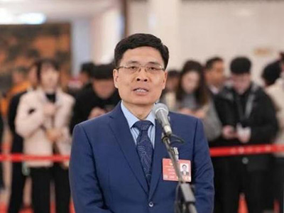 全國人大代表周云杰：要么與AI同進(jìn)化，要么被AI邊緣化